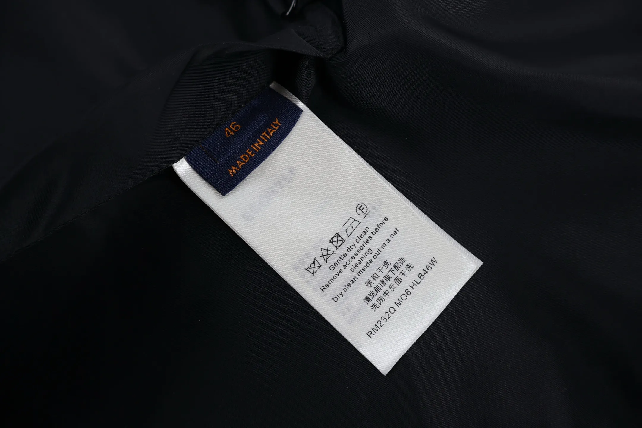🅿️700 1v full-print double-sided windbreaker jacket (black). The original purchase was 22600. This fabric is custom-woven with 50D imported full-gloss nylon yarn jacquard machine with 0.2*0.2 plaid and original plate. 100 mercerized fabric is used inside, which is expensive. Jacquard alignment technology is used. There are 36 pieces of the whole garment. The sewing is very difficult. All hardware is fully molded and customized. All patterns in the garment are fully aligned. The inside uses very complicated back and forth stitching to completely match the original. Size:46-48-50-52